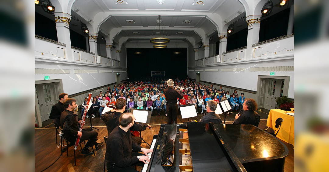 Nutcrackers, wolves and mysterious pictures