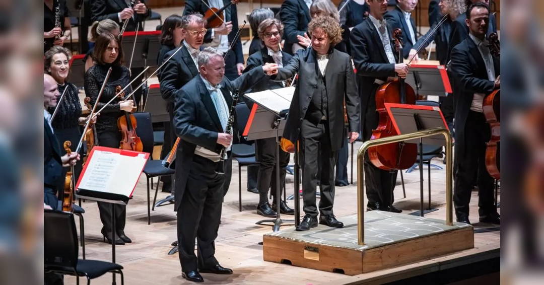 Image Santtu conducts Bernstein, Copland and Gershwin