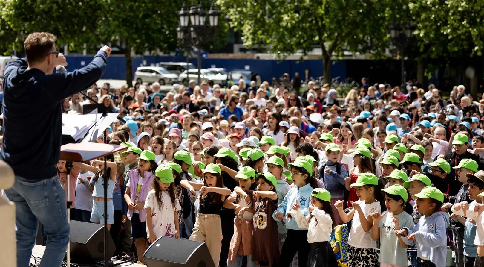 Image Opera Square Singing