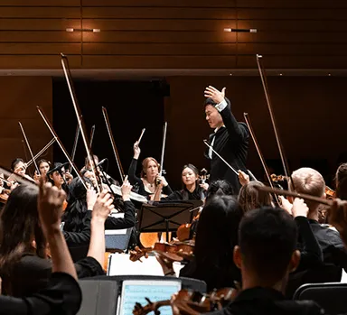 Image Royal Conservatory Orchestra with conductor Earl Lee