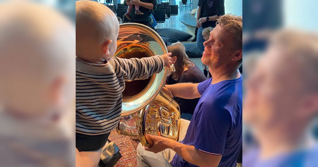 The little ones listen to the big brass circus