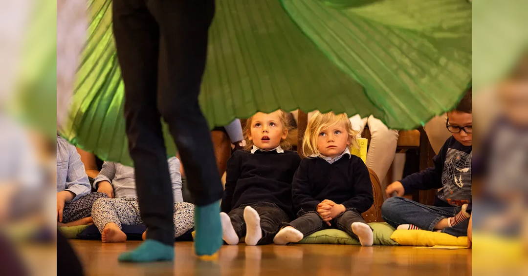 GLITTER, BELLS, SOUND OF VOICES In the middle of it all concert