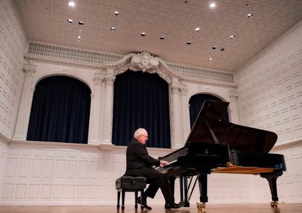 Image Robert Blocker plays Telemann and Schumann