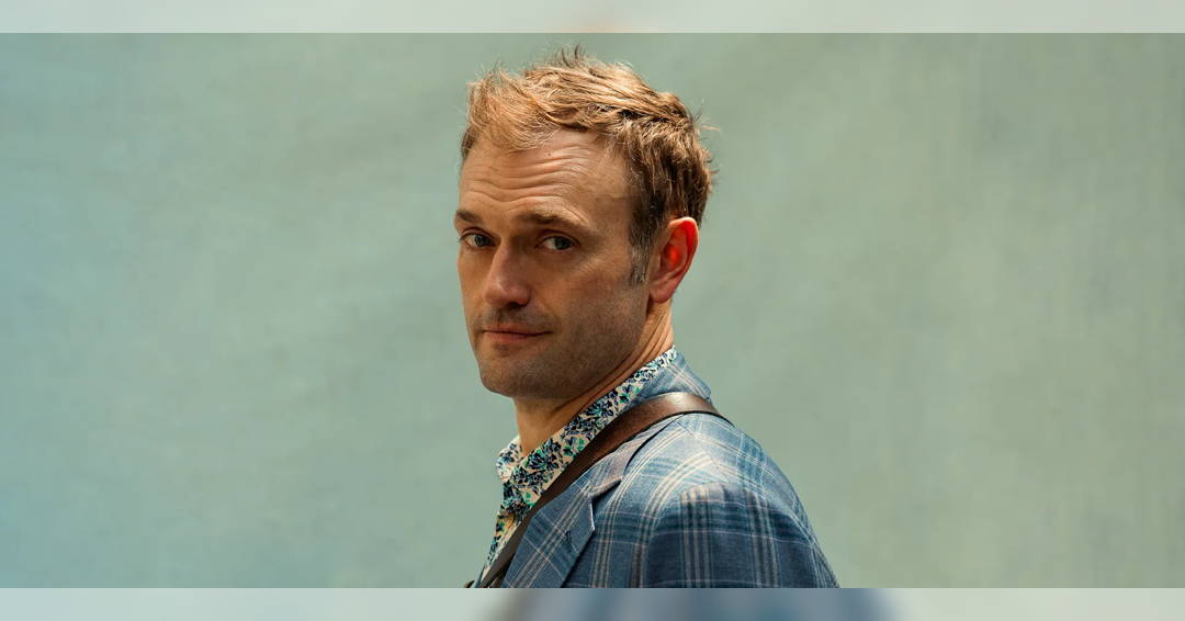 Image Chris Thile, mandolin and vocals