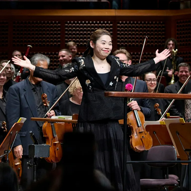 Image Elim Chan Conducts Enigma Variations